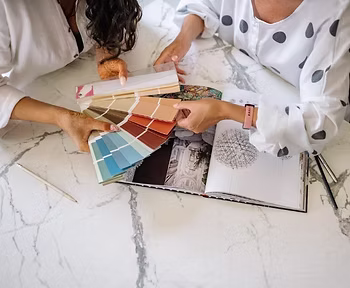 Mulher escolhe tipo de tinta para pintura