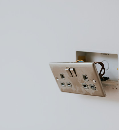 broken-power-outlet-wall.jpg